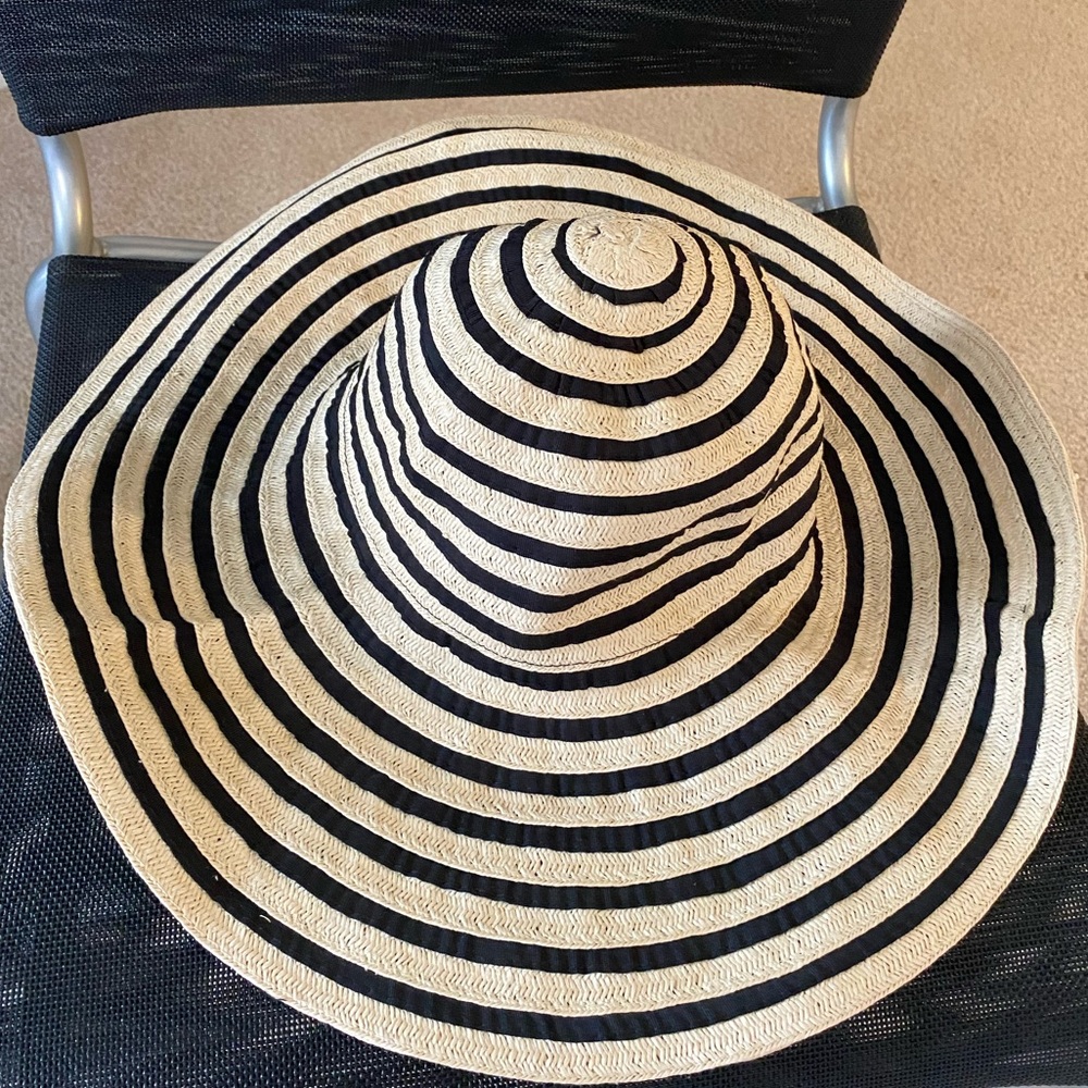 Black and white Abercrombie striped beach hat